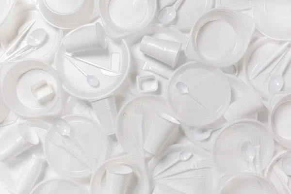 Gri arka planda yiyecek plastiği. Plastik ve ekolojinin geri dönüşümü kavramı. Plastik atık. Düz yatış, üst görünüm