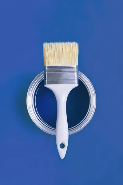 Pędzel Malarski Otwartą Puszką Farby Modnym Tle Classic Blue Kolor — Zdjęcie stockowe