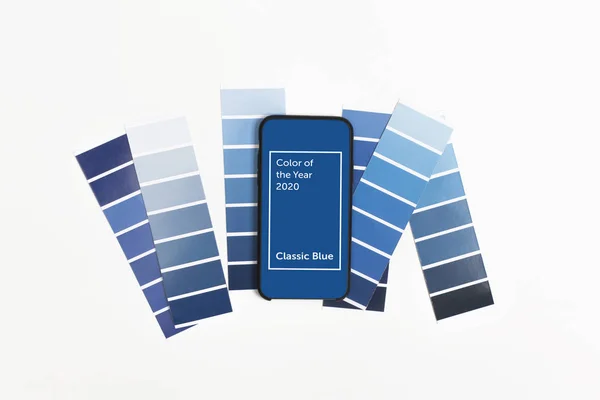 Plamy Kolorów Smartfon Kolorem Roku 2020 Classic Blue Paleta Kolorów — Zdjęcie stockowe