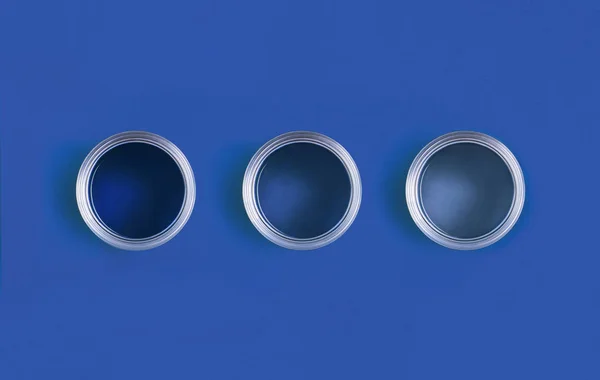 Otwarte Puszki Farby Modnym Tle Classic Blue Kolor Roku 2020 — Zdjęcie stockowe