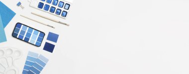 Klasik mavi boyalar ve boya fırçaları beyaz arkaplan ve yazı için alan. 2020 yılının rengi. Renk eğilimi paleti. Üst manzara, düz uzanma. 