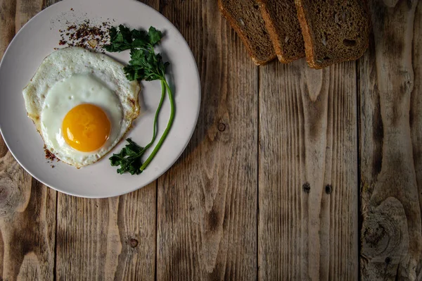 Baharatlı Yumurtalar Yeşillikler Beyaz Bir Tabakta Ahşap Bir Masada Çavdar — Stok fotoğraf