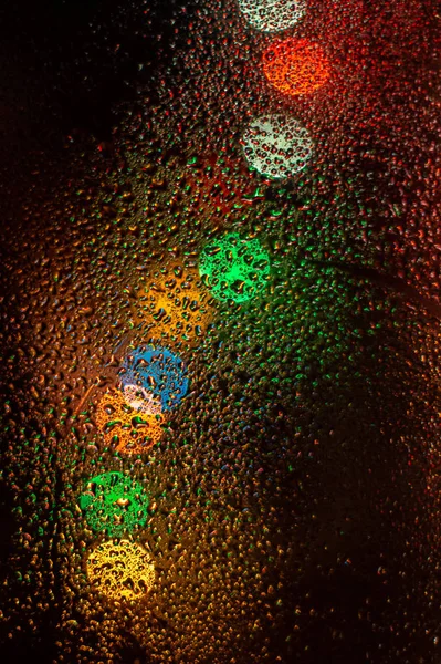 Luzes Coloridas Borradas Atrás Vidro Molhado — Fotografia de Stock