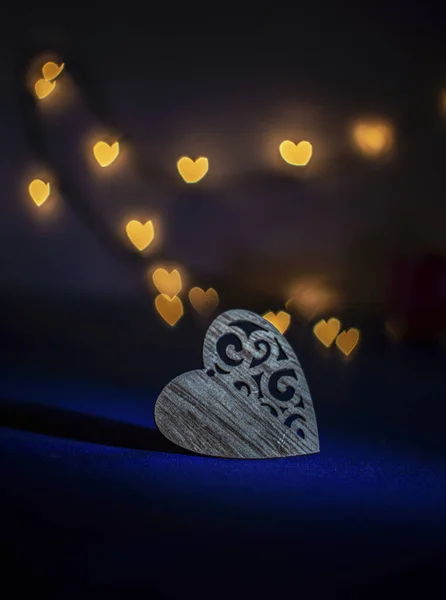 Romantik kalp mavi arka planda tahtadan yapılmıştır.