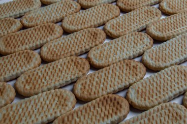 Kurabiyeler masanın üstünde yatıyor.