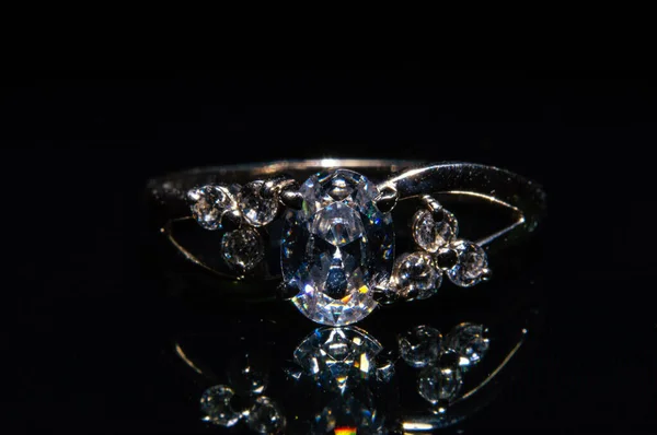 Ezüst Gyűrű Kövek Egy Fekete Háttér — Stock Fotó