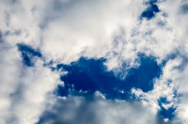 Güneşli havada beyaz bulutlar