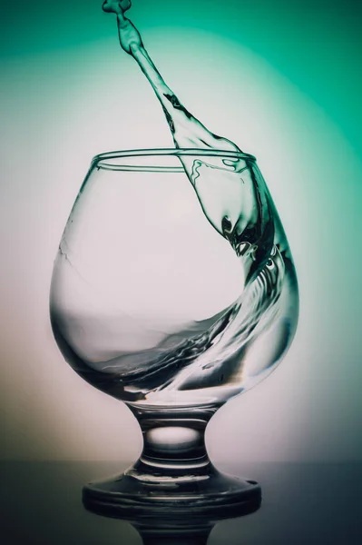 Bicchiere Riempito Liquido Fondo Bianco Con Una Tinta Verde — Foto Stock