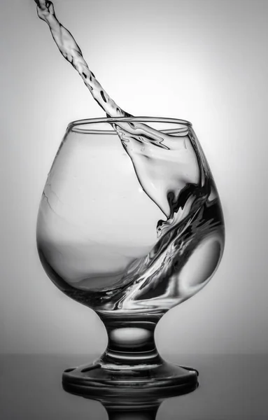 Bicchiere Versare Liquido Angolo Bellissimo Vetro Con Onda Uno Sfondo — Foto Stock