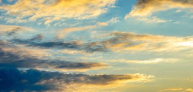 Kümülüs bulutları parlak mavi gökyüzünde