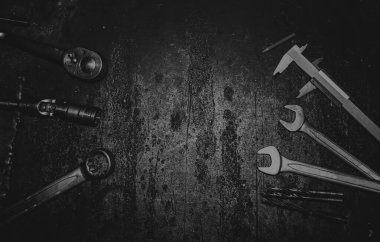 Aletleri olan metal bir plakanın dokusu