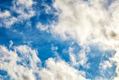 Parlak mavi Cumulus bulutları güneşli bir günde
