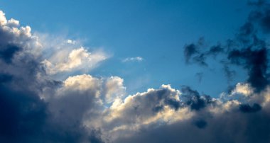 Bulutların güzel gradyanı koyu maviden beyaza