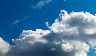 Parlak mavi gökyüzünde beyaz Cumulus bulutları