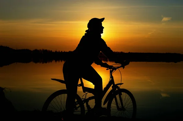 Silhouette Girl Sports Bike Lake Background Sunset — Stock Photo, Image