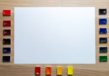 Sanatçının masaüstünün fırça ve boyalarla maketi
