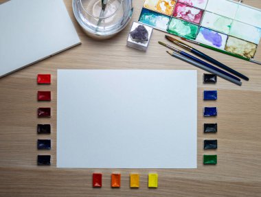 Sanatçının masaüstünün fırça ve boyalarla maketi