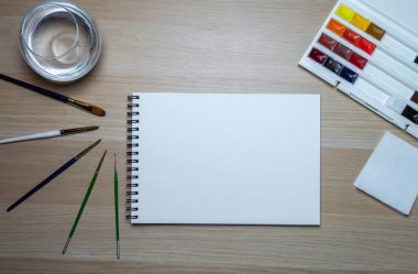 Sanatçının masaüstünün fırça ve boyalarla maketi