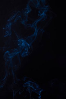 Siyah arkaplanda mavi duman dokusu