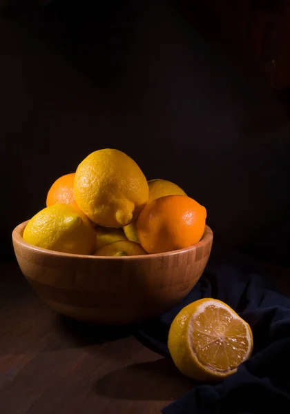 Tahta Bir Kasede Taze Limonlar — Stok fotoğraf