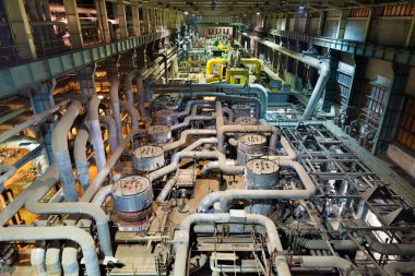 Kömür santralinin içi borularla dolu. Isı değiştirici ve enerji donanımı