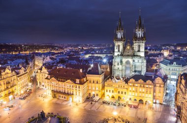 Prag 'da Tyn Kilisesi' nin olduğu eski kasaba meydanı.