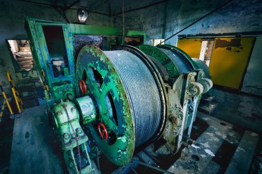 Terk edilmiş demir madeninin maden kaldırma motoru odası.