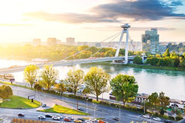 Morning Bratislava - kuleli köprü, Tuna nehri ve Petrzalka bölgesi. Sabah trafiğinde arabalı sokaklar