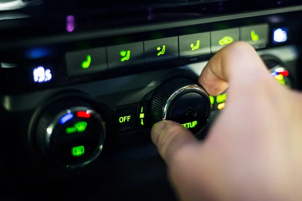 hand, die klimaanlage im auto überprüft 13028395 Stock-Photo bei