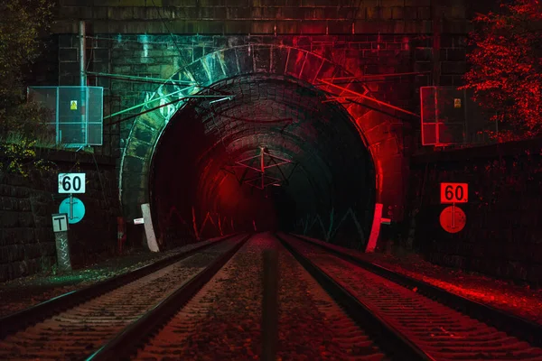 Túnel Ferroviario Iluminado Por Señales Noche Túnel Ferroviario Doble Vía — Foto de Stock