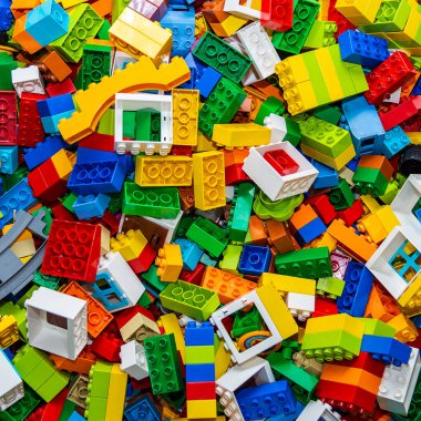 Renkli oyuncak yığınları