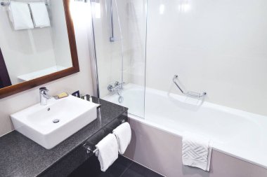 Otel banyosunun içi. Lavabo ve küvet..