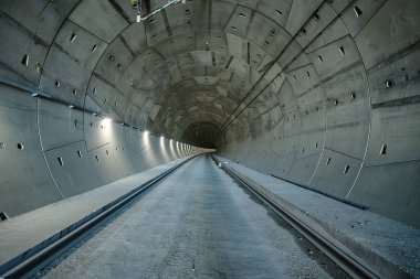 Güneş doğarken Krkonose Dağları. Snezne jamy - Çek-Polonya sınırında Wawel vericili Sniezne Koty