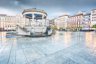 Pamplona Navarra - Yağmurlu bir akşamda Plaza del Castillo Meydanı