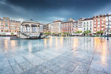 Pamplona Navarra - Yağmurlu bir akşamda Plaza del Castillo Meydanı