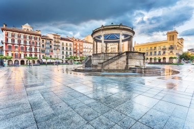 Pamplona Navarra - Plaza del Castillo Meydanı yağmurdan sonra dramatik bir gökyüzü
