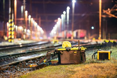 Demiryolunun yanındaki demiryolu güvenlik ekipmanı. Gecenin bir yarısı tren istasyonu