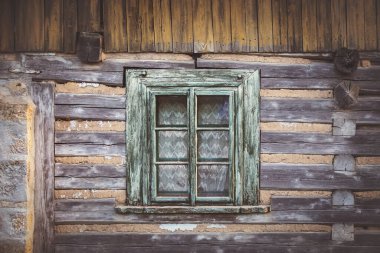 Pencere çerçeveli kırsal bir ev. Eski ahşap kulübe. Yıpranmış ahşap parçası.