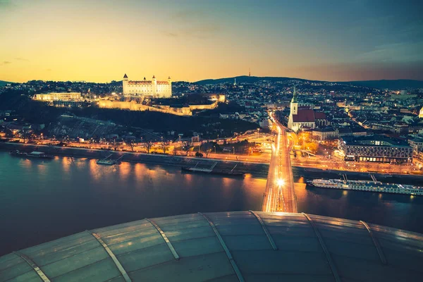 Bratislavské Večerní Panorama Rozhledny Snp Mostu Osvětlený Bratislavský Hrad Při — Stock fotografie