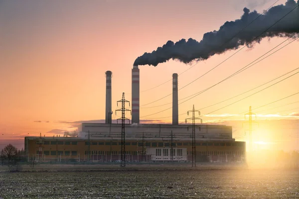 Centrale Elettrica Carbone All Alba Camini Con Fumo Linee Trasmissione — Foto Stock