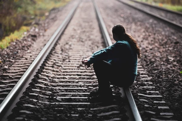 Joven Sentado Vía Férrea Pensando Vida — Foto de Stock