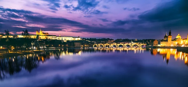 Panorama Pražského Večera Pražský Hrad Karlovým Mostem Odráží Vltavě Při — Stock fotografie