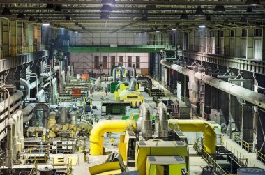 Kömür santralinin içi sanayi. Jeneratörlü operasyon salonu. Elektrik enerjisi üretimi
