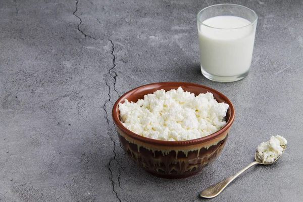 Huisje Kaas Bord Verse Melk Een Bruine Keramische Kom Een — Stockfoto