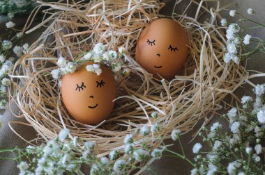 Sevimli paskalya yumurtaları, gözleri romantik kırsal kız imajı, çıngıraklı çiçek saman yuvası.