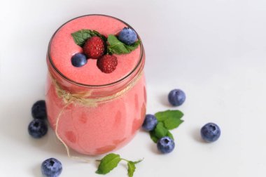 Gri arka planda dut püresi