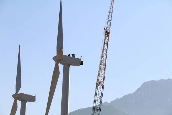 Arbeiter Auf Dem Dach Einer Windkraftanlage Einer Wüstengegend — Stockfoto