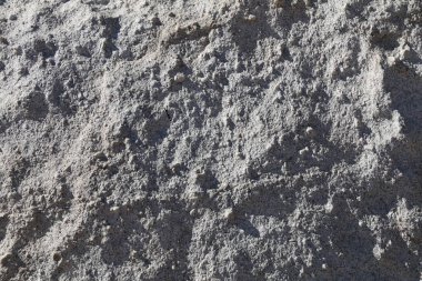 Toprak tonlu turuncu bilye içeren mermer levha yüzeyinin yakın plan detayları.