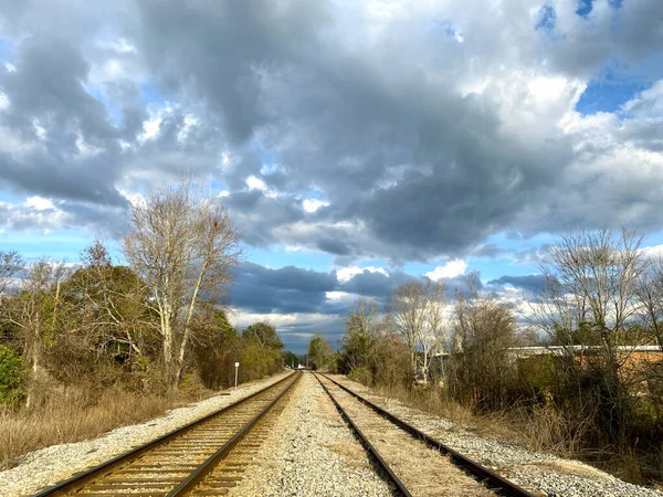 Eine Reihe Von Eisenbahngleisen Die Einem Bewölkten Tag Die Ferne — Stockfoto