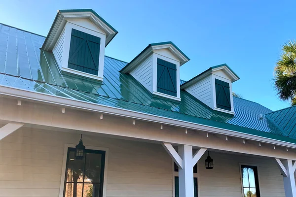 3 gable ve yeşil kiremitli bir güney ev çatısı.